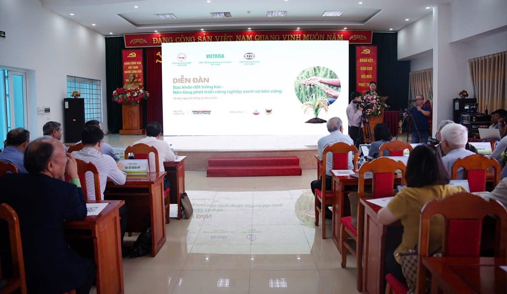 Toàn cảnh Diễn đàn 'Sức khoẻ đất trồng lúa - Nền tảng phát triển xanh và bền vững'. Ảnh: Linh Linh. Toàn cảnh Diễn đàn 'Sức khoẻ đất trồng lúa - Nền tảng phát triển xanh và bền vững'. Ảnh: Linh Linh.