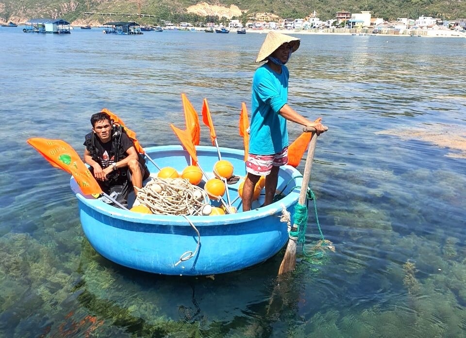 Tổ bảo vệ san hô Nhơn Hải thả phao tiêu khoanh vùng phân biệt vùng lõi và vùng đệm. Ảnh: V.Đ.T.