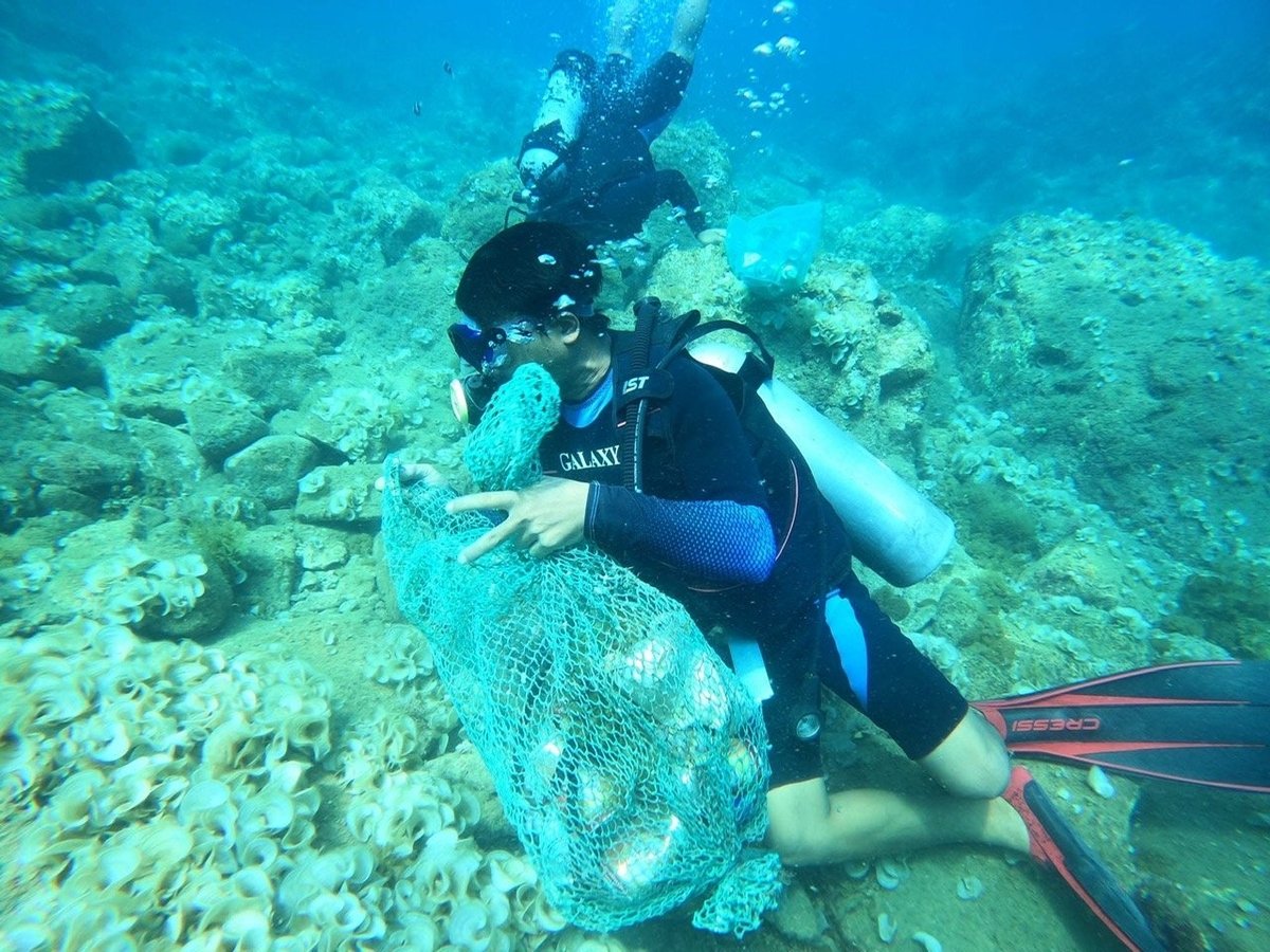 Thanh niên trong tổ bảo vệ san hô Nhơn Hải 'đi bộ' dưới đáy biển để thu dọn rác trên những rạn san hô. Ảnh: V.Đ.T.