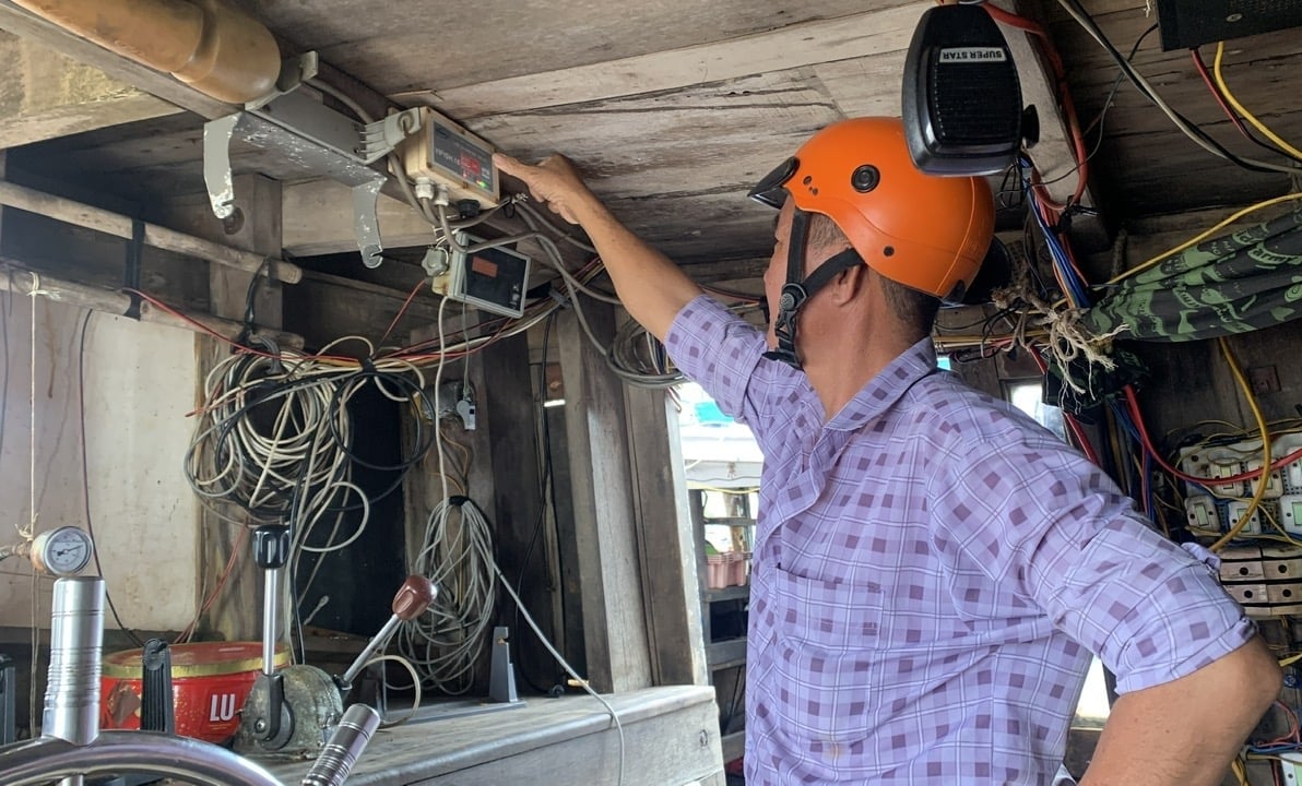 Một chủ tàu cá cho biết, tàu của mình mất tín hiệu do thiết bị giám sát bị lỗi. Ảnh: Hồ Thảo.