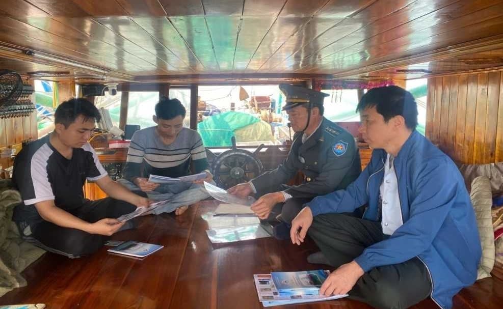 Lực lượng Kiểm ngư tỉnh Quảng Ninh tổ chức tuyên truyền, phổ biến pháp luật cho thuyền trưởng/chủ tàu cá/thuyền viên. Ảnh: Cường Vũ. 