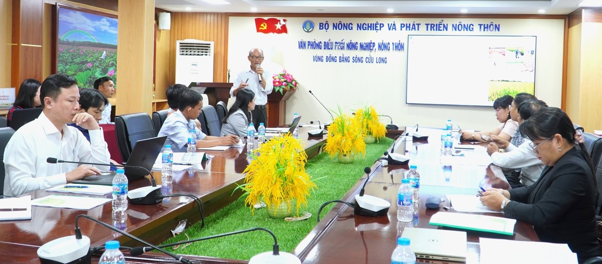 Các chuyên gia chia sẻ tại hội thảo 'Quản lý tổng hợp dịch hại lúa cỏ và giải pháp phòng trừ trên đồng ruộng tại các tỉnh, thành phố vùng ĐBSCL' do Trung tâm Khuyến nông Quốc gia tổ chức. Ảnh: Kim Anh.