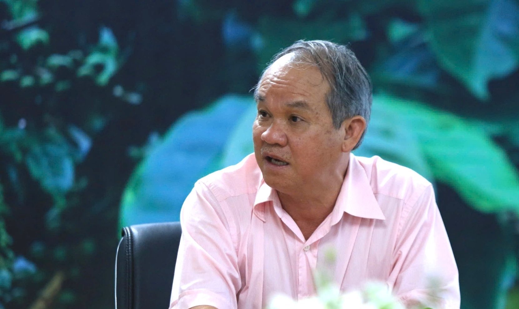 Ông Đoàn Nguyên Đức chia sẻ thông tin với Phóng viên Báo Nông nghiệp và Môi trường tại lễ ký kết. Ảnh: Đăng Lâm. 