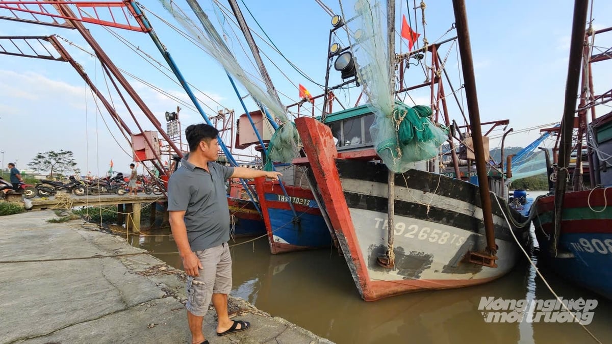 Thuyền trưởng Nguyễn Văn Thế (chủ tàu TH-92658-TS) lo lắng với khoản nợ vì tàu cá không thể vươn khơi. Ảnh: Quốc Toản.