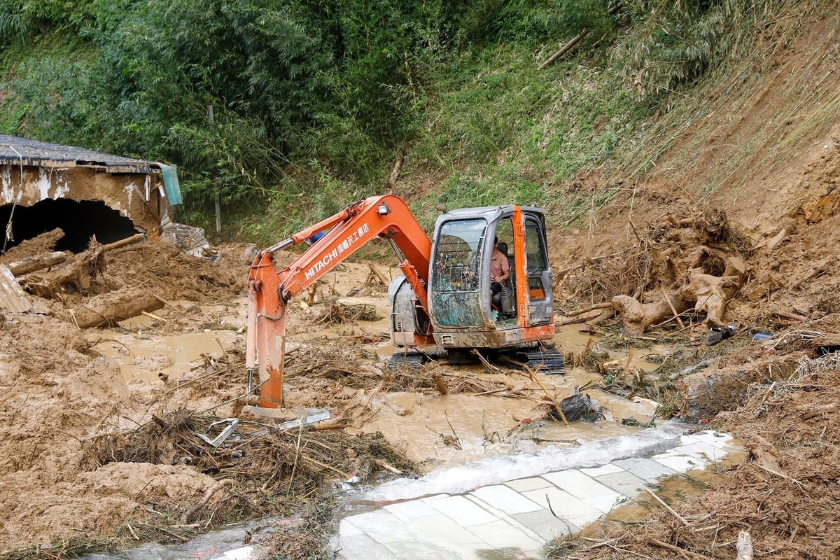 Trại cá nước lạnh ở lưng đèo Khau Phạ bị lũ quét tàn phá. Ảnh: Khương Trung. Trại cá nước lạnh ở lưng đèo Khau Phạ bị lũ quét tàn phá. Ảnh: Khương Trung.