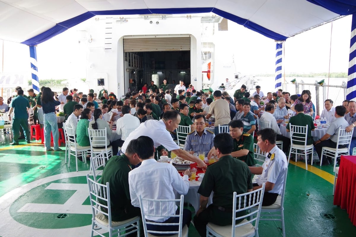 Ăn sáng cùng ngư dân kết hợp tuyên truyền bảo vệ chủ quyền biển, đảo và chống khai thác IUU. Ảnh: Quang Anh.