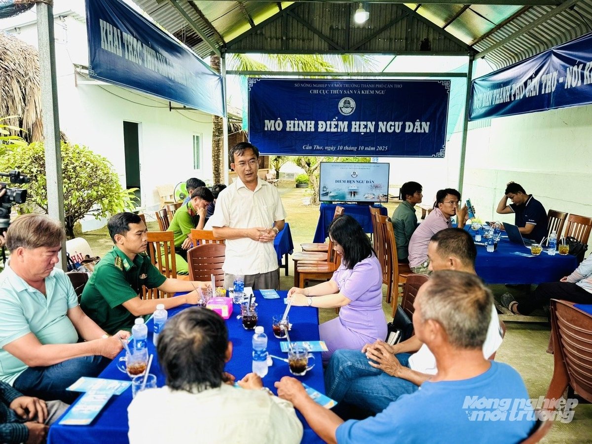 Lãnh đạo Chi cục Thủy sản và Kiểm ngư TP Cần Thơ tuyên truyền, hướng dẫn ngư dân tại buổi 'Điểm hẹn ngư dân' tổ chức ở xã Trần Đề. Ảnh: Lê Hoàng Vũ.