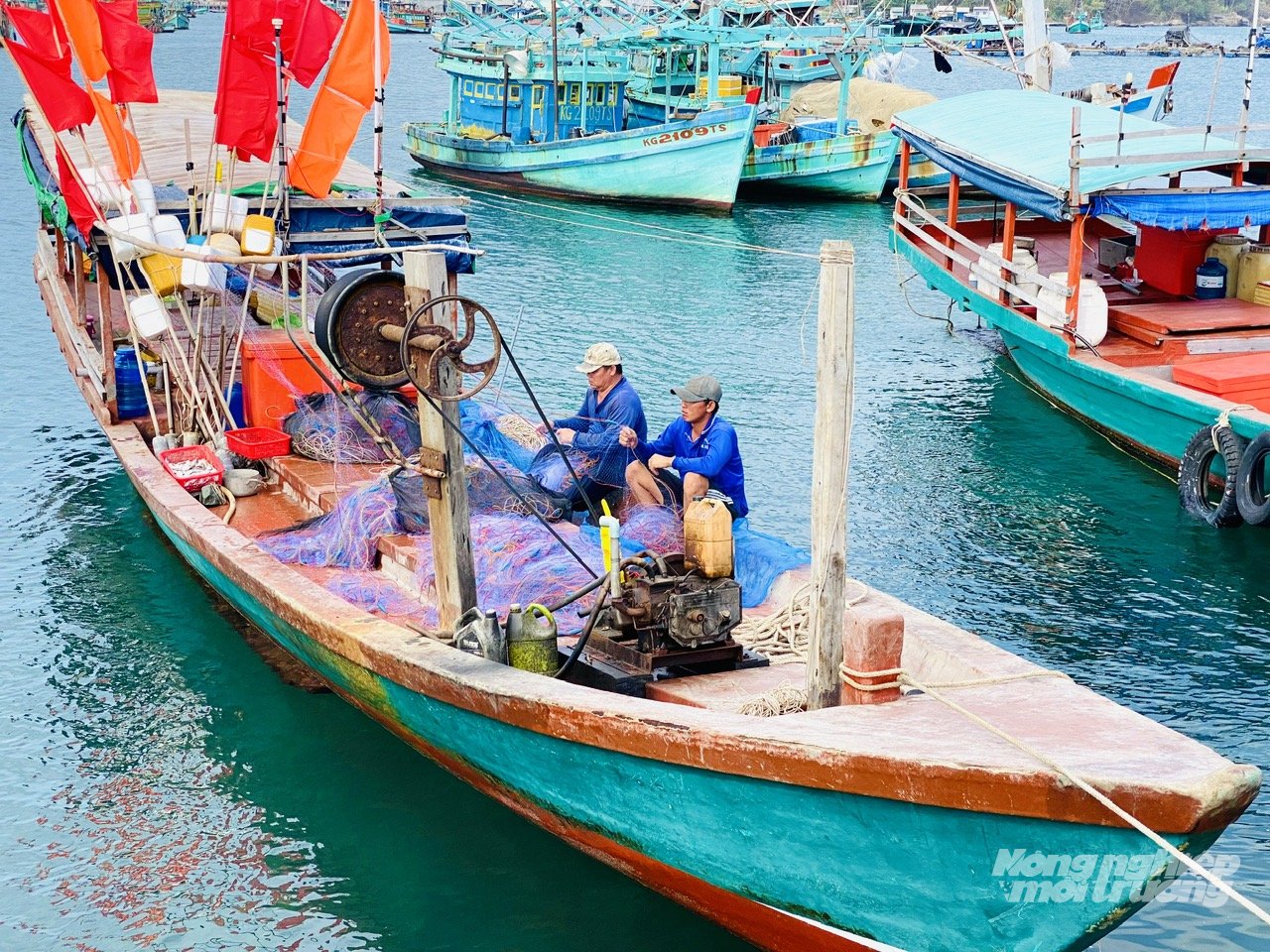 Ngư dân xã Trần Đề, TP Cần Thơ chuẩn bị ngư cụ cho chuyến ra khơi, tuân thủ quy định chống khai thác IUU, góp phần phát triển nghề cá bền vững. Ảnh: Lê Hoàng Vũ.