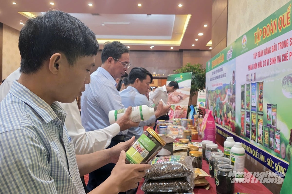 Đại biểu tham gia Diễn đàn quan tâm tới các sản phẩm chăn nuôi hữu cơ. Ảnh: Võ Dũng. Đại biểu tham gia Diễn đàn quan tâm tới các sản phẩm chăn nuôi hữu cơ. Ảnh: Võ Dũng.