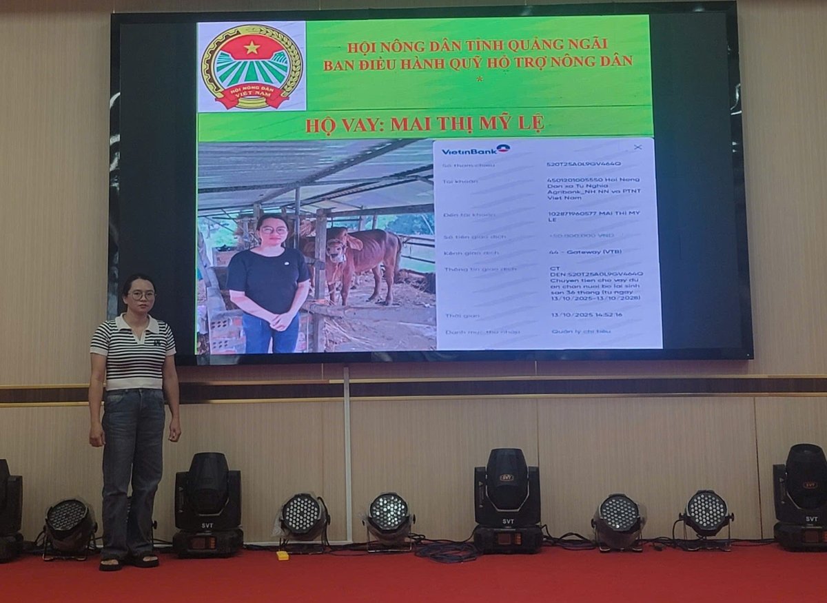 Hội Nông dân tỉnh Quảng Ngãi giải ngân vốn vay cho các hộ dân trong dự án chăn nuôi bò lai sinh sản. Ảnh: L.K.