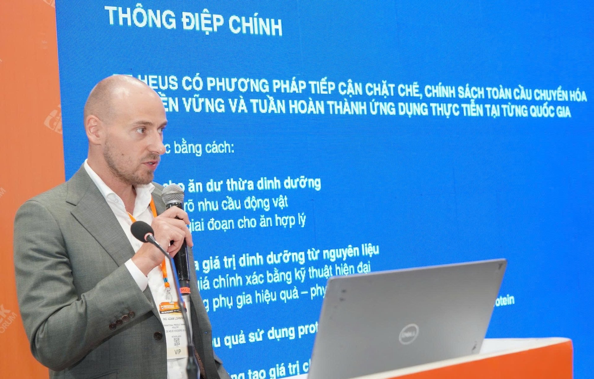 Ông Adam Lohniský, Giám đốc dinh dưỡng gia cầm De Heus Việt Nam chia sẻ giải pháp cải thiện năng suất gia cầm thông qua các biện pháp dinh dưỡng. Ảnh: Hồng Thắm.