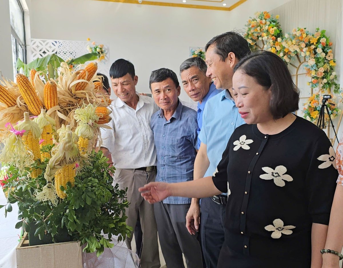Lãnh đạo Sở Nông nghiệp và Môi trường Hải Phòng cùng các đại biểu tham quan các gian hàng trưng bày sản phẩm cây vụ đông bên lề diễn đàn. Ảnh: Đinh Mười.