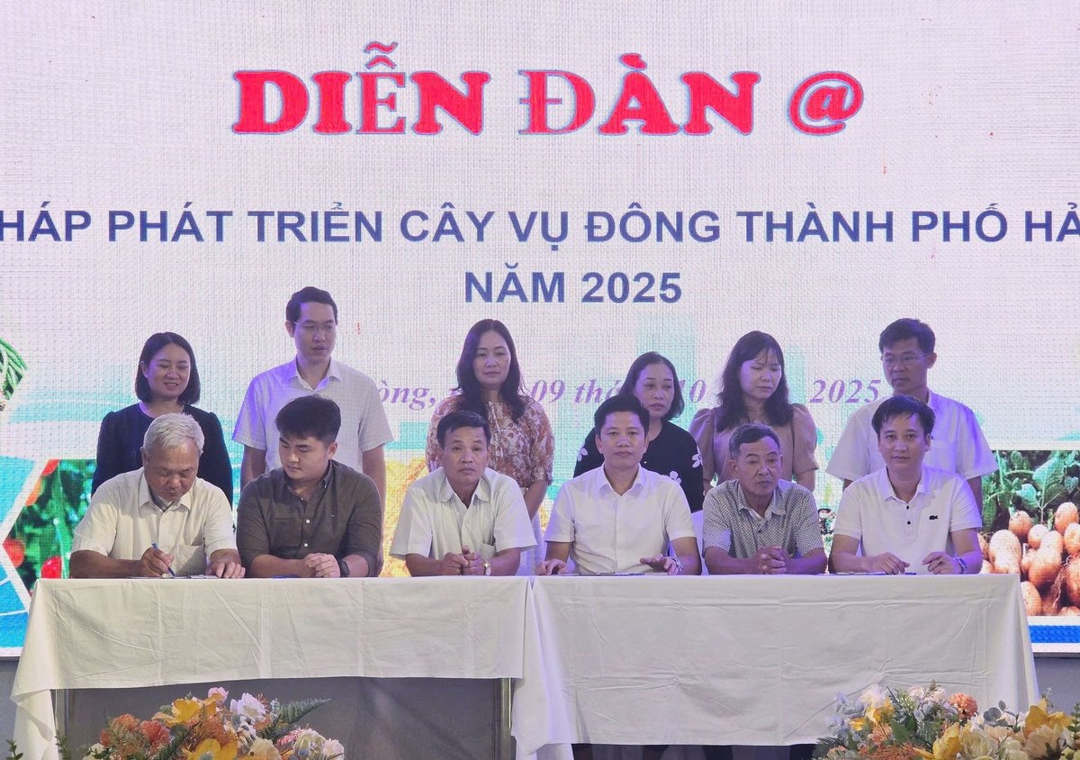 Các đơn vị, doanh nghiệp tiên phong trong chuỗi liên kết ký hợp đồng nguyên tắc sản xuất, tiêu thụ cây vụ đông tại diễn đàn. Ảnh: Đinh Mười.