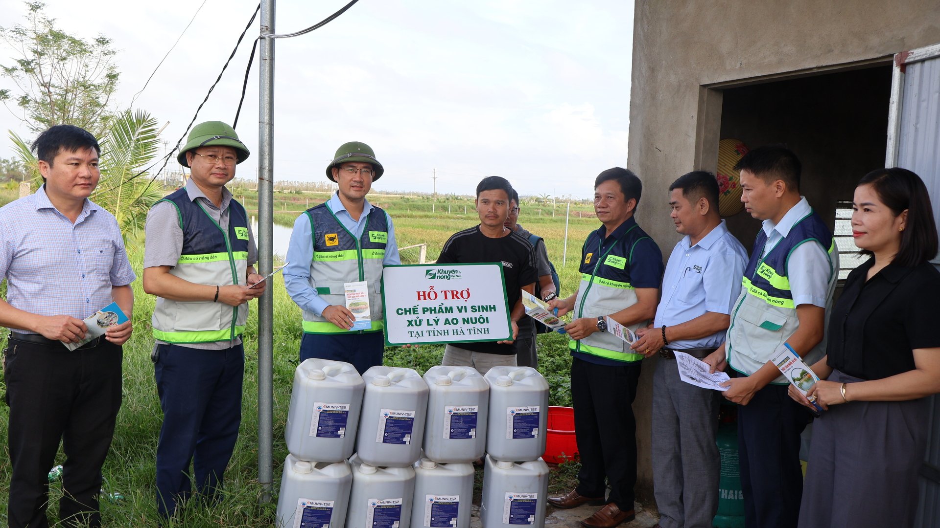 Trung tâm Khuyến nông Quốc gia hỗ trợ 150 lít chế phẩm vi sinh xử lý ao nuôi cho hộ nuôi trồng thuỷ sản tại Hà Tĩnh. Ảnh: Ánh Nguyệt.