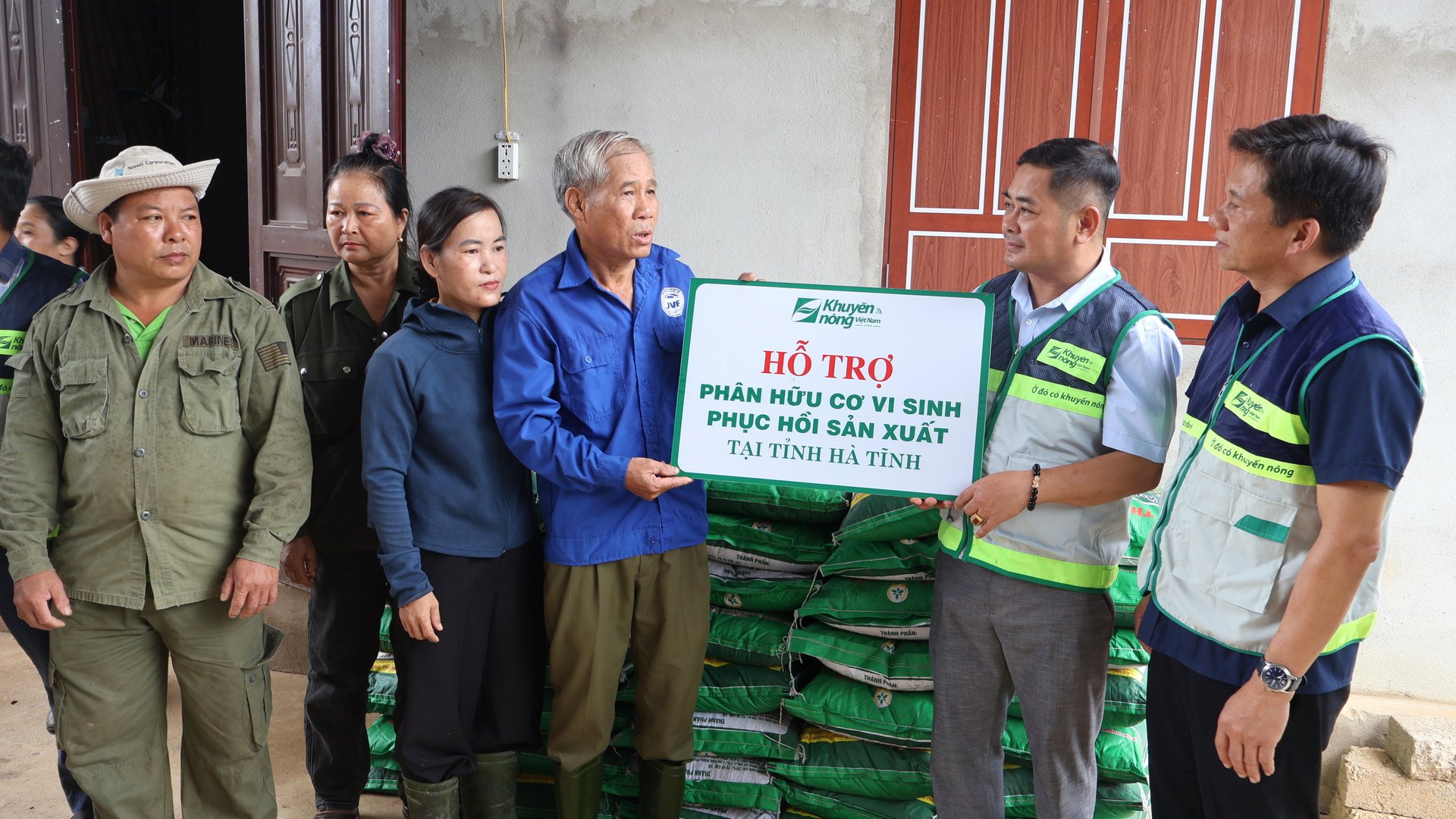 Trung tâm Khuyến nông Quốc gia hỗ trợ 2 tấn phân hữu cơ vi sinh giúp người trồng bưởi Phúc Trạch phục hồi sản xuất sau bão. Ảnh: Ánh Nguyệt.