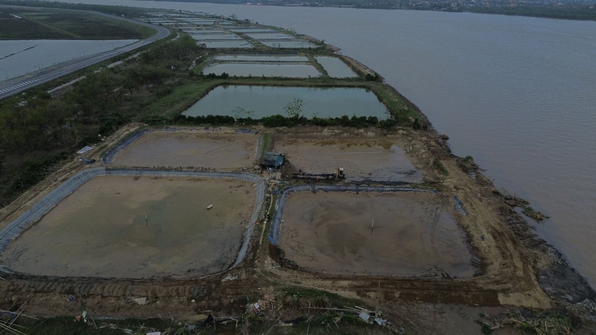 Một khu vực nuôi tôm ở phường Vinh Lộc đang cải tạo lại ao để chuẩn bị vụ nuôi mới. Ảnh: Đình Tiệp. Một khu vực nuôi tôm ở phường Vinh Lộc đang cải tạo lại ao để chuẩn bị vụ nuôi mới. Ảnh: Đình Tiệp.
