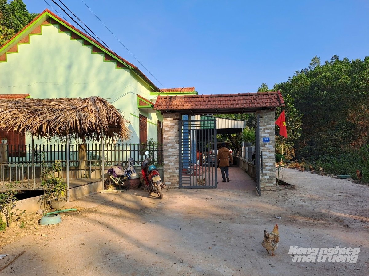 Nông dân Điền Xá có nhà cao cửa rộng, sắm được cả ô tô nhờ nuôi gà Tiên Yên. Ảnh: Cường Vũ.