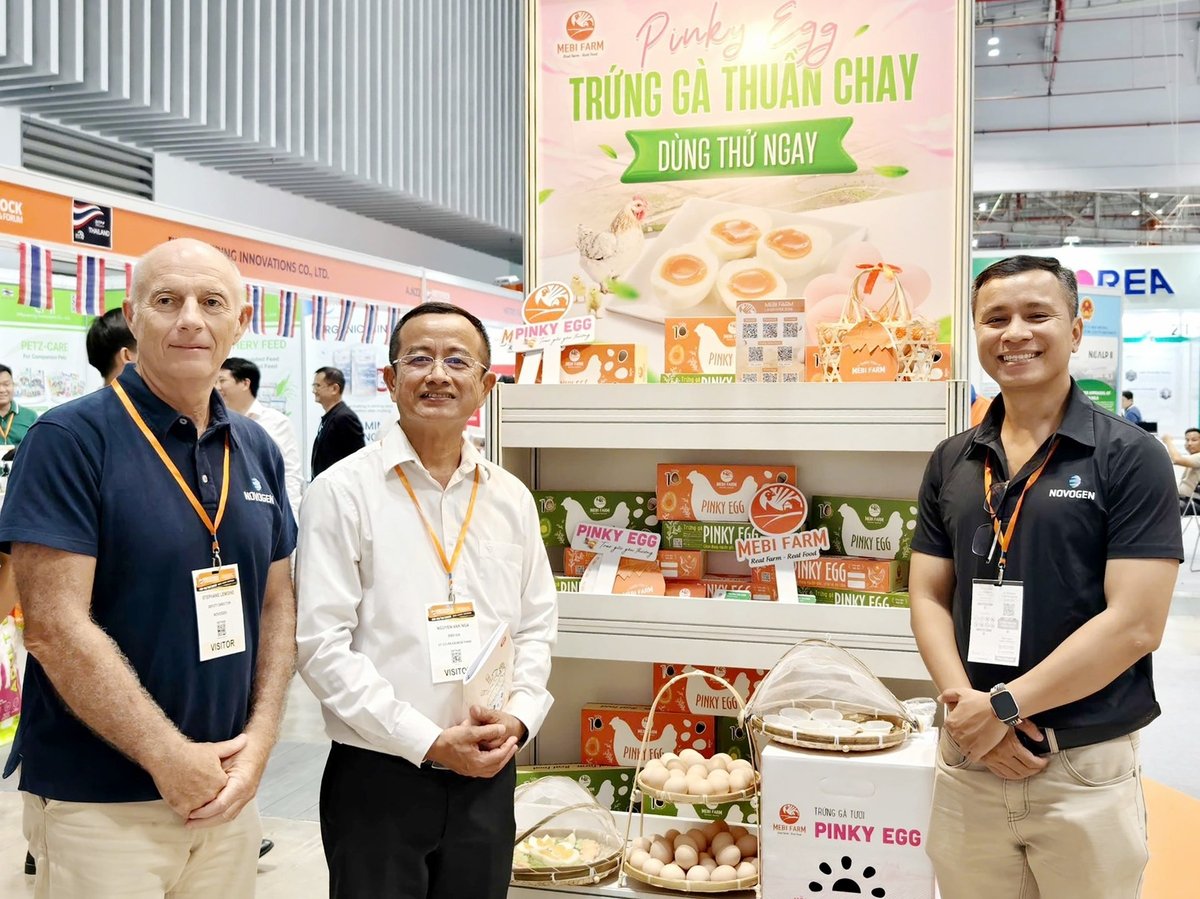 Ông Nguyễn Văn Ngà, Phó Tổng Giám đốc Mebi Farm (áo trắng) giới thiệu sản phẩm trứng hồng Pinky thuần chay với nhiều đối tác tại sự kiện Vietstock 2025. Ảnh: Nguyễn Thủy.