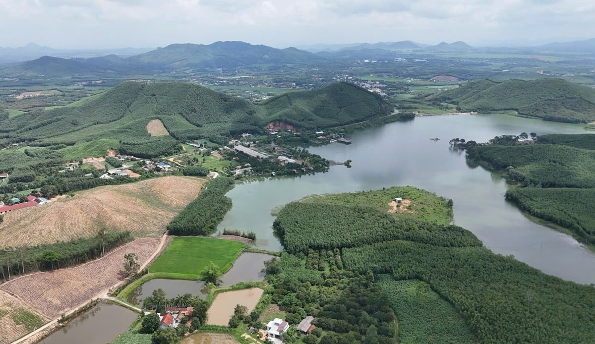 Khu du lịch Hòn Mát đứng trước nguy cơ bị 'bức tử' bởi các trại lợn đóng trên địa bàn. Ảnh: Việt Khánh.