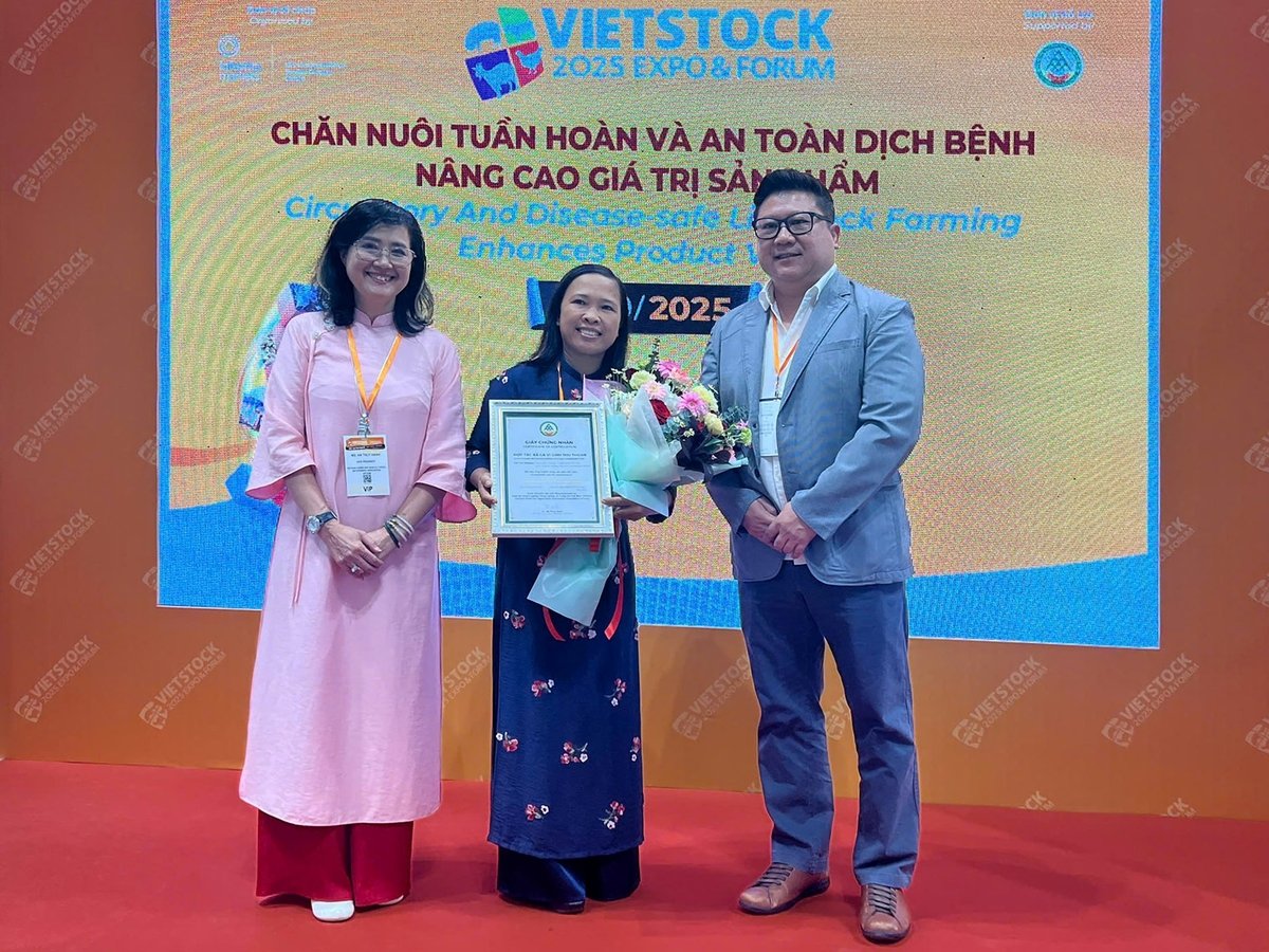 Hiệp hội Trang trại và Doanh nghiệp Nông nghiệp Việt Nam trao Giấy chứng nhận 'Tiêu chuẩn tối thiểu về phúc lợi động vật' cho Hợp tác xã Thu Thoan. Ảnh: Nguyễn Thủy.