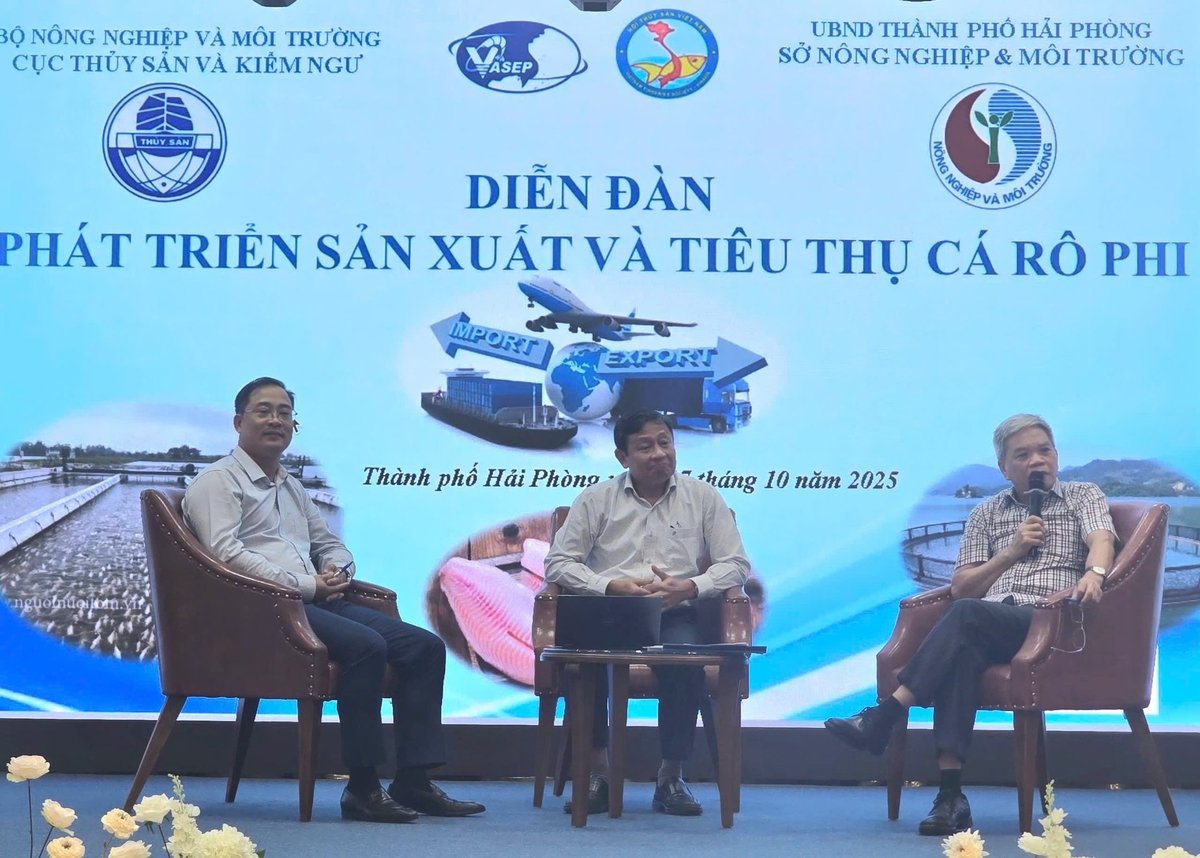 Ông Nhữ Văn Cẩn - Phó Cục trưởng Cục Thủy sản và Kiểm ngư (Bộ Nông nghiệp và Môi trường) chủ trì hội nghị và các chuyên gia giải đáp các thắc mắc của đại biểu xung quanh vấn đề sản xuất, tiêu thụ các rô phi. Ảnh: Đinh Mười.