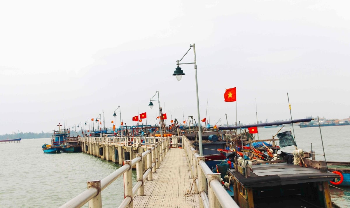 Cảng cá Thuận An được đầu tư, nâng cấp, đáp ứng nhu cầu neo đậu của hàng trăm tàu thuyền. Ảnh: Văn Dinh.