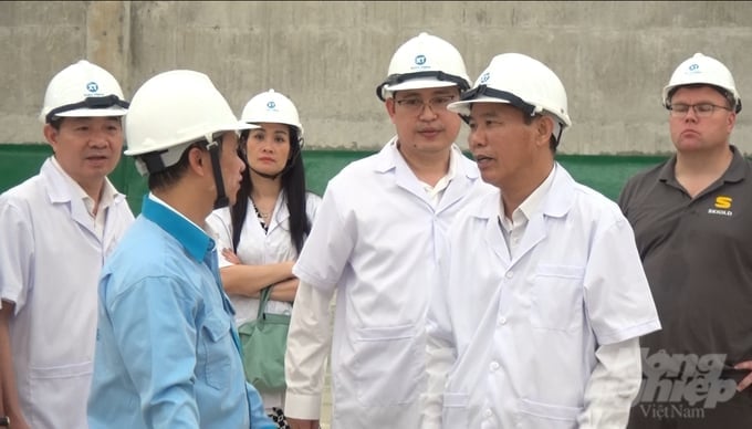 Thứ trưởng Phùng Đức Tiến (áo trắng, bên phải) thăm khu liên hợp chăn nuôi công nghệ cao Xuân Thiện Thanh Hóa 1. Ảnh: Quốc Toản.