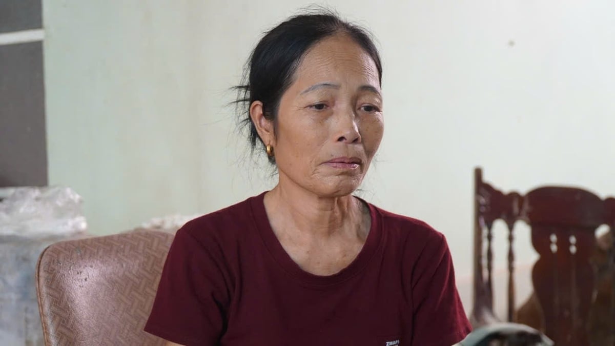 Bà Trần Thị Mùi buồn bã khi trại gà bị ngập lụt gây thiệt hại lớn. Ảnh: Ngọc Tú.