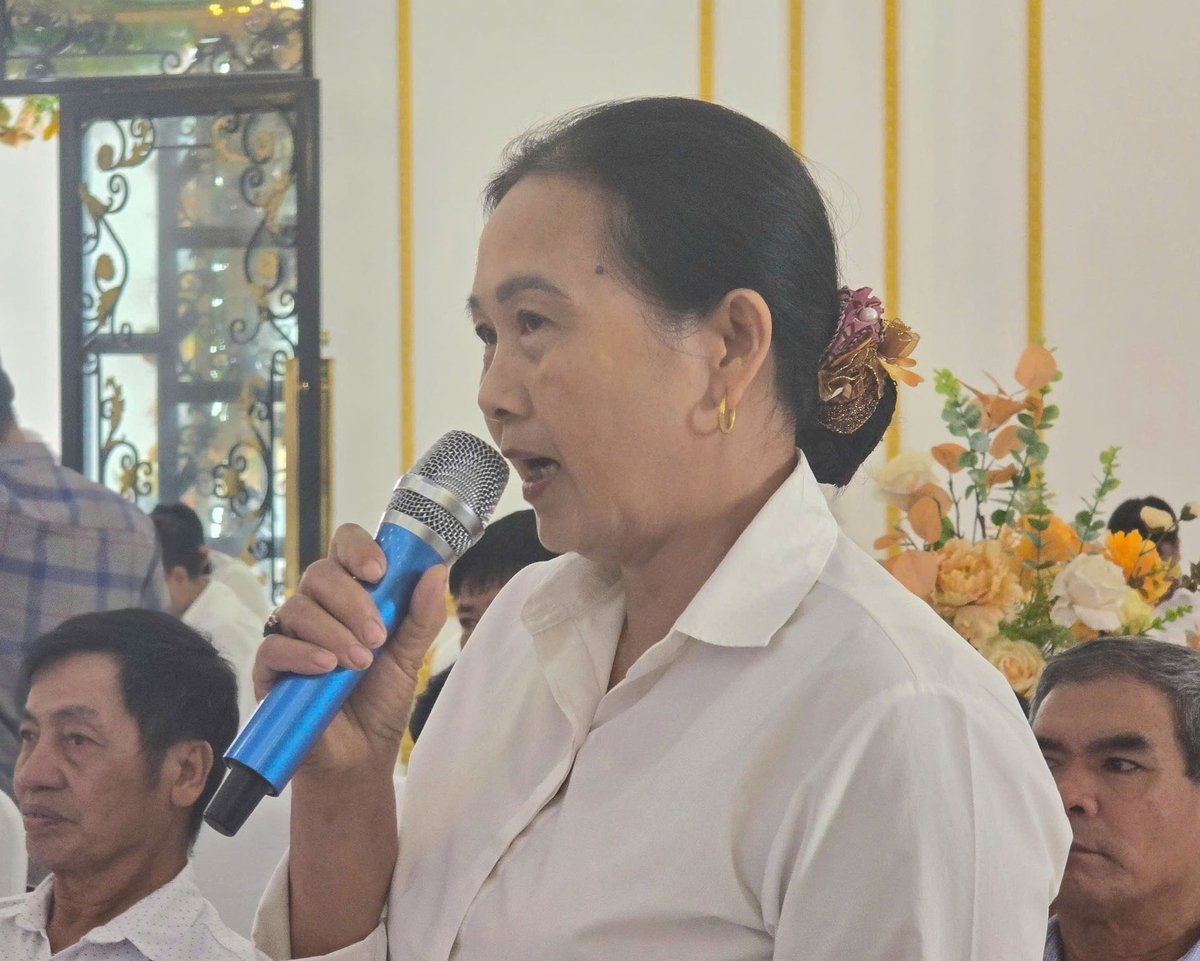 Đại diện một hợp tác xã trồng cây vụ đông ở Tiên Lãng đặt câu hỏi liên quan đến việc tiêu thụ sản phẩm cây vụ đông tại diễn đàn. Ảnh: Đinh Mười.