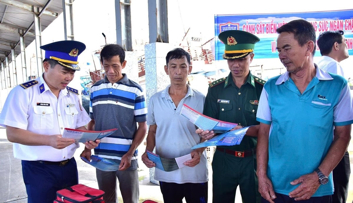 Lực lượng Cảnh sát biển và Bộ đội biên phòng tuyên truyền cho các chủ tàu và ngư dân về các quy định chống khai thác IUU. Ảnh: Đức Định. Lực lượng Cảnh sát biển và Bộ đội biên phòng tuyên truyền cho các chủ tàu và ngư dân về các quy định chống khai thác IUU. Ảnh: Đức Định.