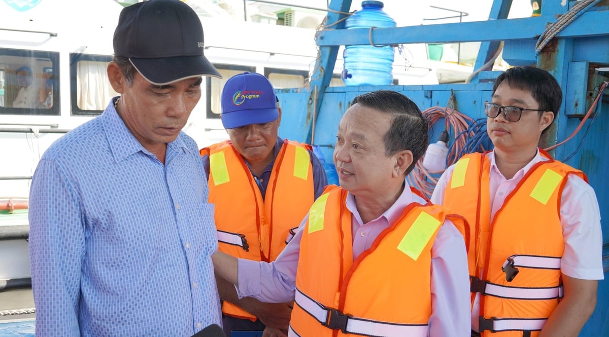 Ban chỉ đạo chống IUU TP.HCM thường xuyên thăm hỏi hoạt động đánh bắt của bà con ngư dân, từ đó nắm được những tâm tư, có những khuyến cáo kịp thời trong công tác chống khai thác IUU. Ảnh: Lê Bình. Ban chỉ đạo chống IUU TP.HCM thường xuyên thăm hỏi hoạt động đánh bắt của bà con ngư dân, từ đó nắm được những tâm tư, có những khuyến cáo kịp thời trong công tác chống khai thác IUU. Ảnh: Lê Bình.
