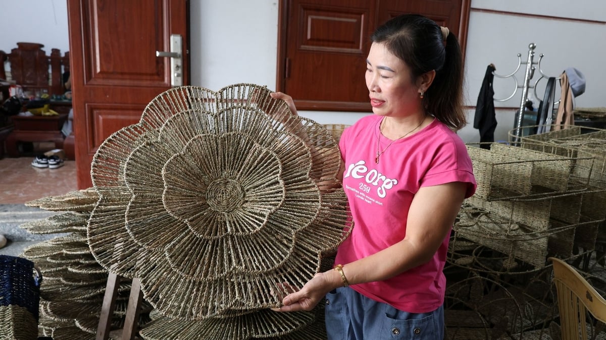 Chị Hồng nhận đan các mẫu từ cõi, rồi hướng dẫn phụ nữ trong thôn làm. Ảnh: Thanh Tâm.