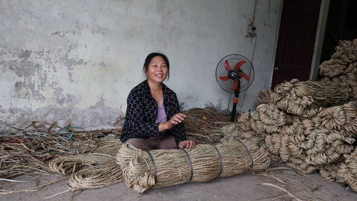 Cô Hồng có nguồn thu ổn định từ bó cói, nuôi 2 đứa con ăn học. Ảnh: Thanh Tâm.