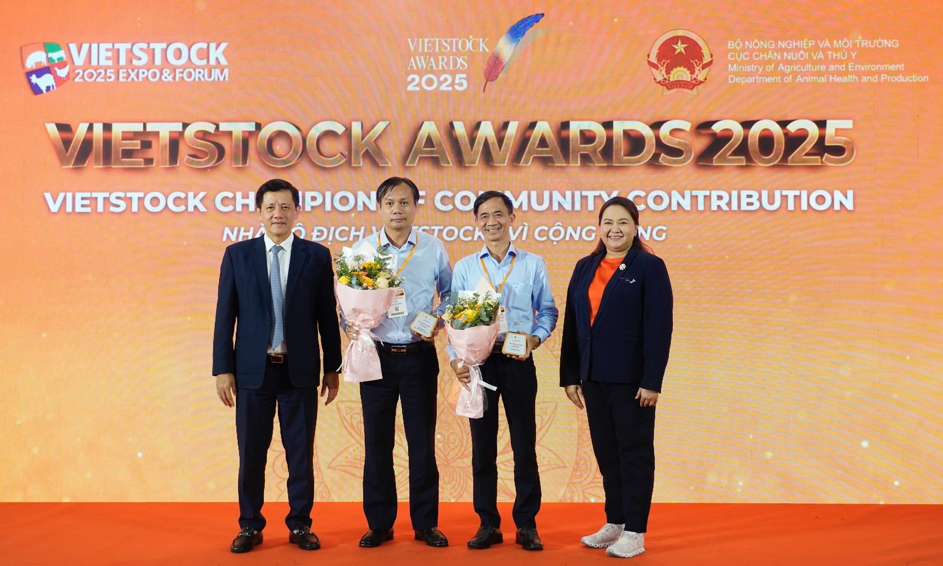 Vinh danh Nhóm 4: Nhà vô địch Vietstock - Vì cộng đồng. Ảnh: Hồng Thắm.