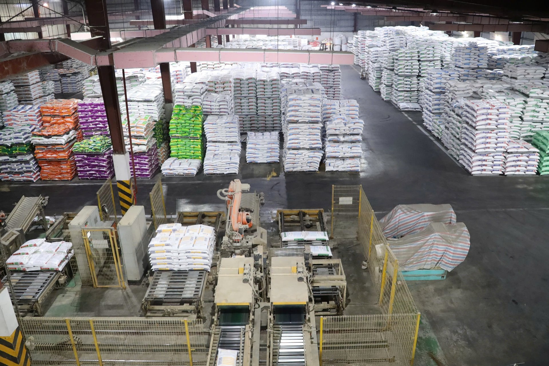 Nhà máy sản xuất thức ăn chăn nuôi, thủy sản số 2, Viet Nhat Group. Ảnh: Hoài Thơ. 