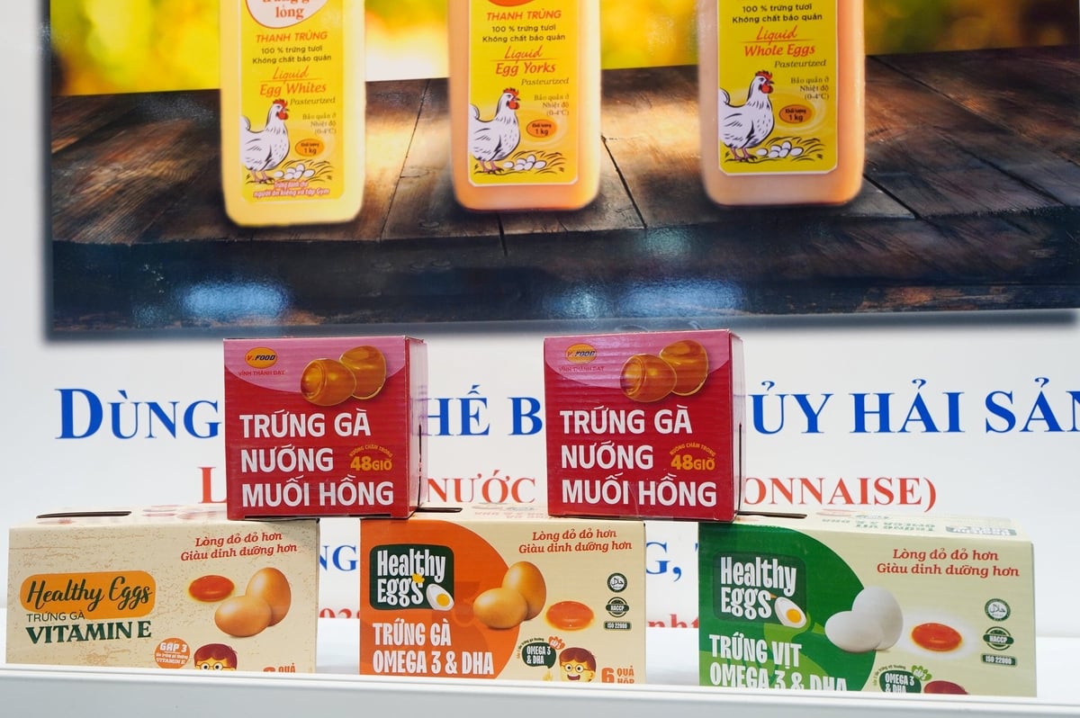 Vĩnh Thành Đạt giới thiệu nhiều dòng sản phẩm trứng gia cầm như trứng gà omega3, trứng gà vitamin E, trứng gà nướng muối hồng, trứng tươi, trứng lỏng thanh trùng... tại sự kiện triển lãm Vietstock 2025. Ảnh: Nguyễn Thủy.