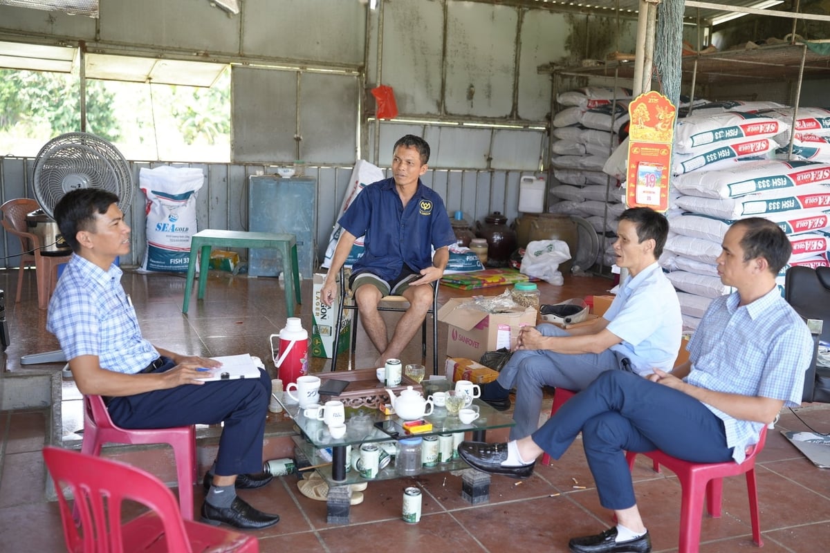 Cán bộ ngành nông nghiệp tỉnh Bắc Ninh tìm hiểu mong muốn của người dân về cơ chế hỗ trợ thúc đẩy công nghệ nuôi thủy sản. Ảnh: Phạm Minh.