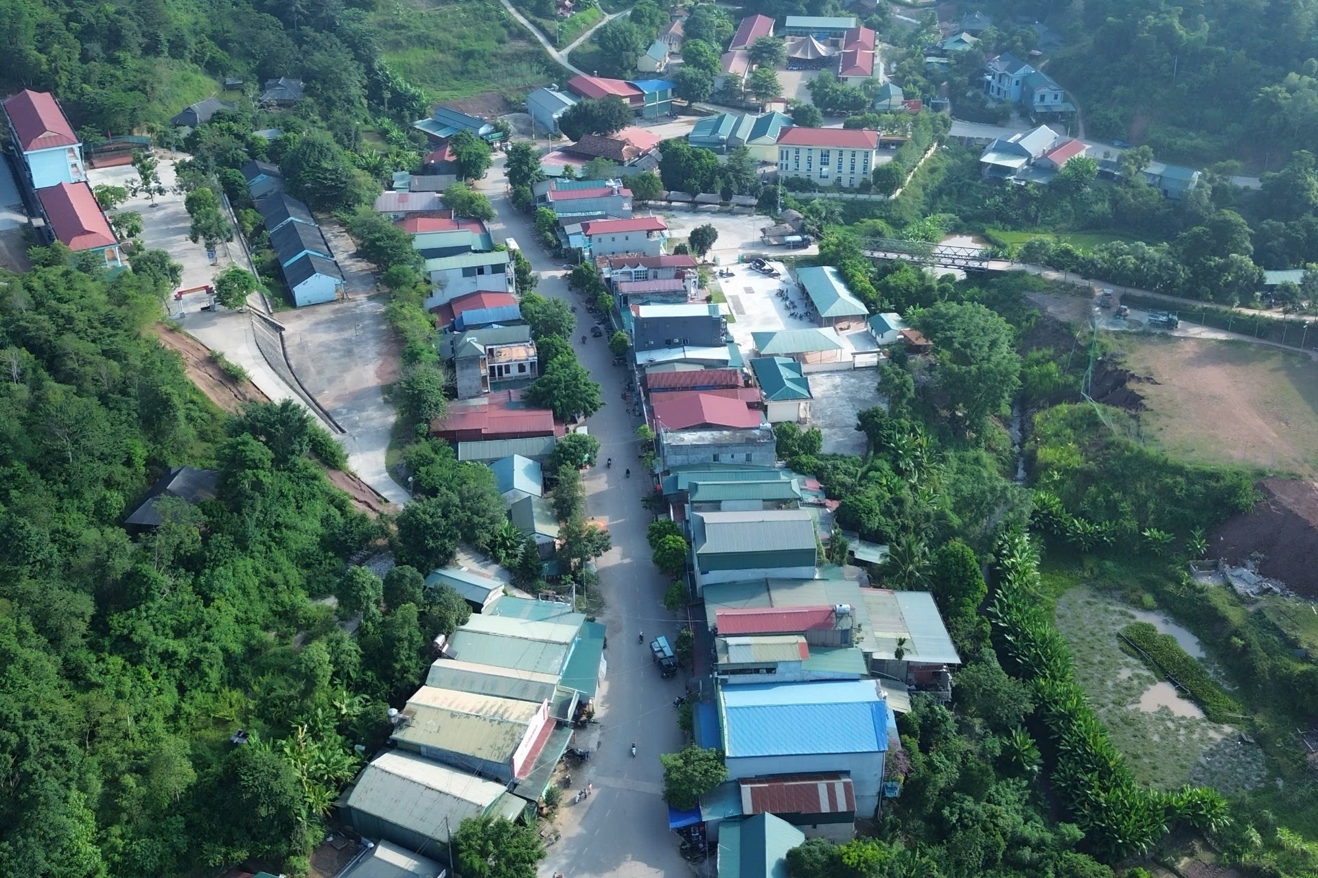 Bộ mặt nông thôn mới Mường Giôn ngày càng khởi sắc nhờ phát huy hiệu quả các mô hình kinh tế, trong đó có các mô hình chăn nuôi. Ảnh: Nguyễn Nga.