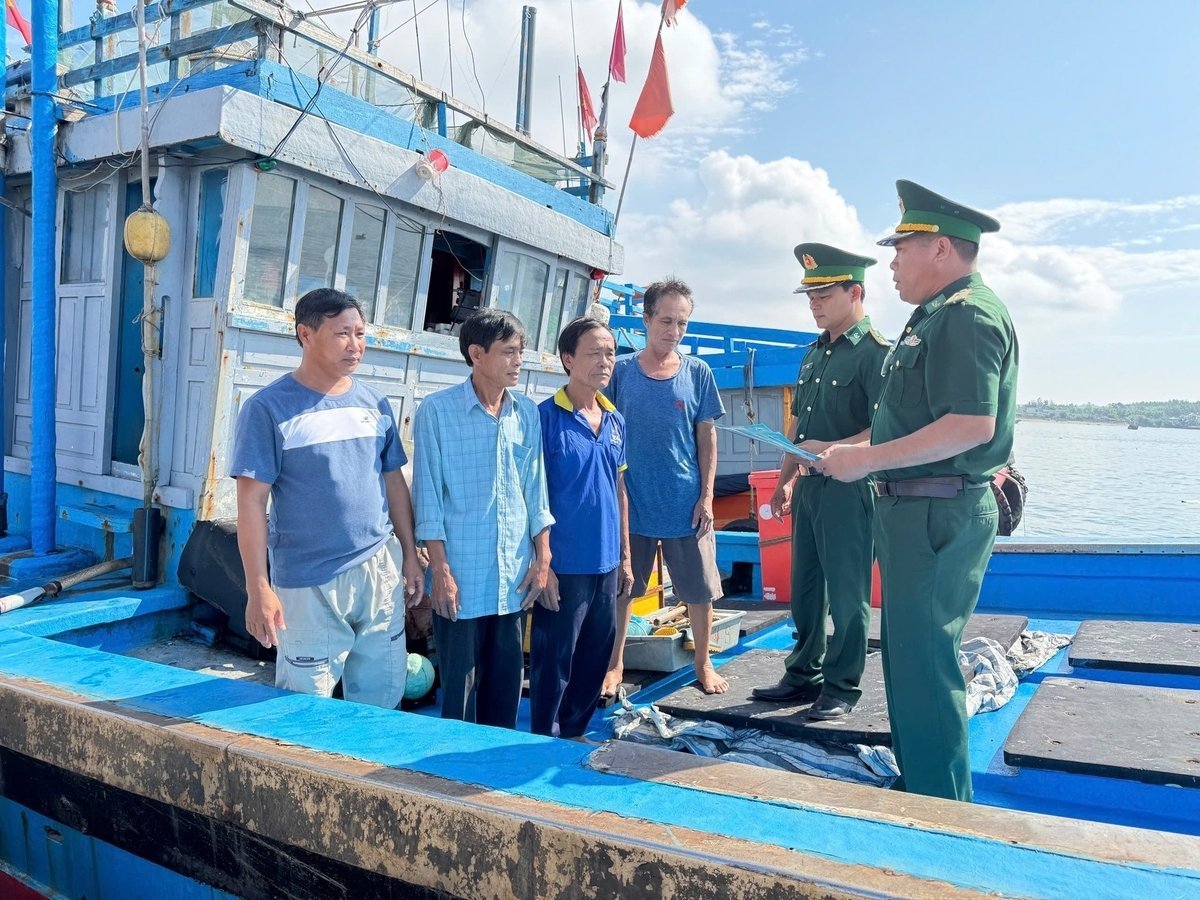 Lực lượng chức năng tỉnh Quảng Ngãi thường xuyên tổ chức tuyên truyền cho ngư dân về Luật thủy sản nhằm ngăn ngừa các hành vi vi phạm khai thác IUU. Ảnh: L.K.