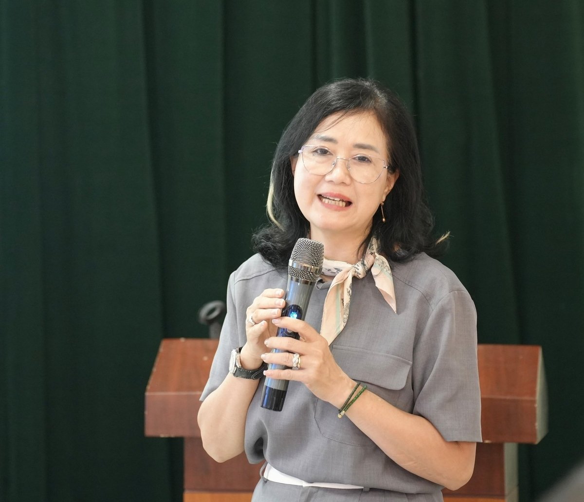 Tiến sĩ Hạ Thúy Hạnh, Phó Chủ tịch Hiệp hội Trang trại và Doanh nghiệp Nông nghiệp Việt Nam nhấn mạnh: 'Phúc lợi động vật không phải khái niệm xa vời, mà là tiêu chuẩn sản xuất hiện đại, để Việt Nam tiến vào chuỗi cung ứng toàn cầu'. Ảnh: Phạm Minh.