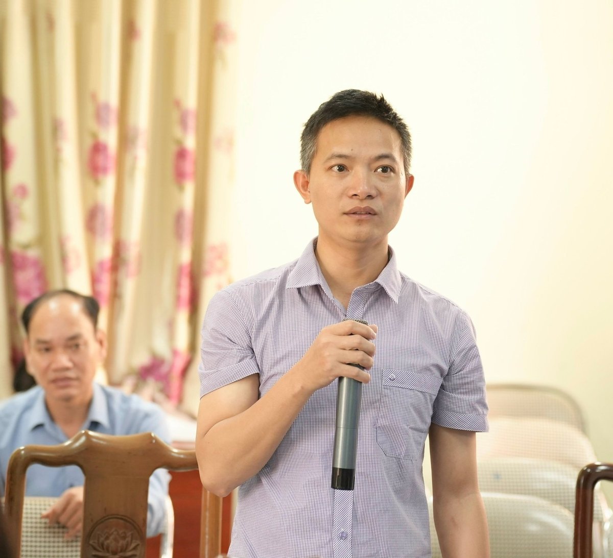 Anh Nguyễn Duy Cương, Trưởng phòng kỹ thuật Delco Farm chia sẻ mong muốn dành 30% diện tích để thử nghiệm mô hình nuôi gà nhân đạo. Phạm Minh.