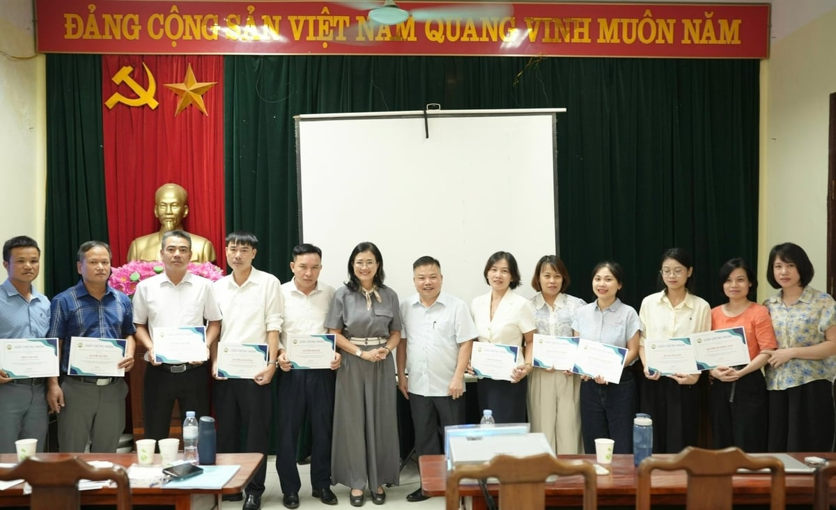 Các học viên được trao chứng nhận tập huấn. Ảnh: Phạm Minh.