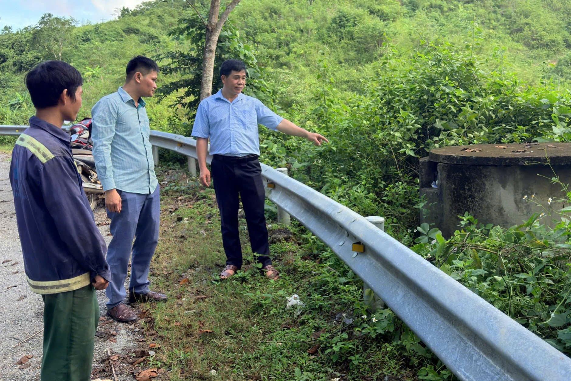 Mường Giôn tăng cường tuyên truyền, hướng dẫn người dân sử dụng hiệu quả các bể chứa bao gói thuốc BVTV. Ảnh: Nguyễn Nga.