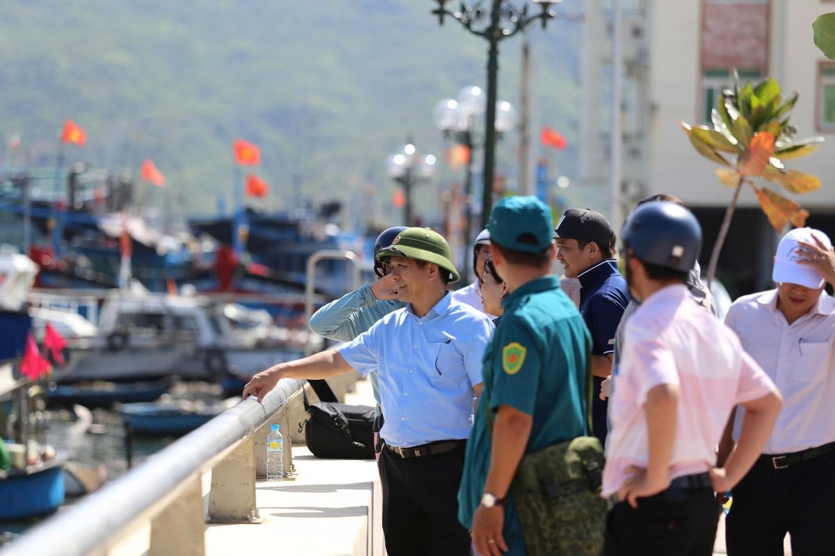 Ông Nguyễn Hữu Khúc, Bí thư Đảng ủy phường Quy Nhơn, chỉ đạo các ngành chức năng của phường triển khai các giải pháp cấp bách chống khai thác IUU. Ảnh: V.Đ.T.