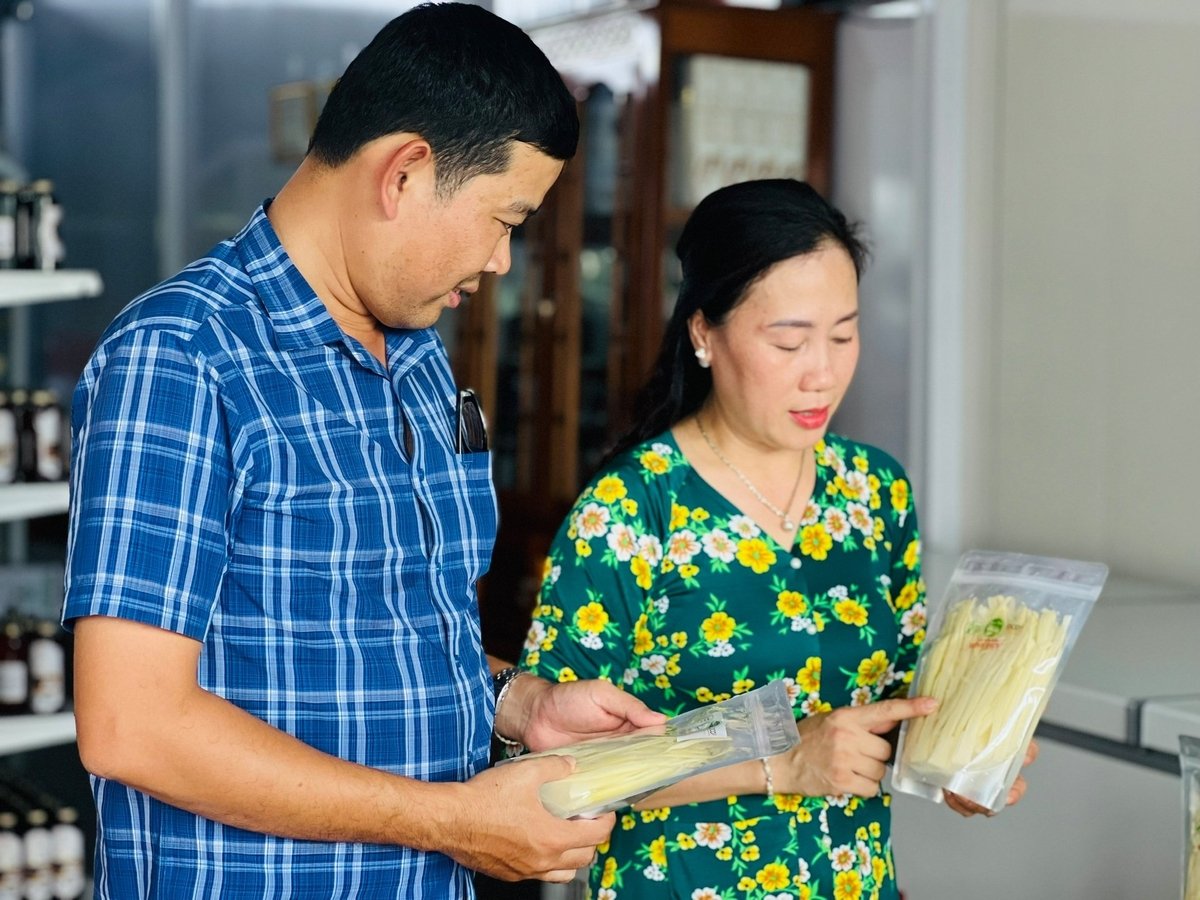 Chị Phạm Thị Dung – Chủ tịch HĐQT Hợp tác xã Minh Duy cùng cán bộ xã Hưng Mỹ. Ảnh: Trọng Linh.