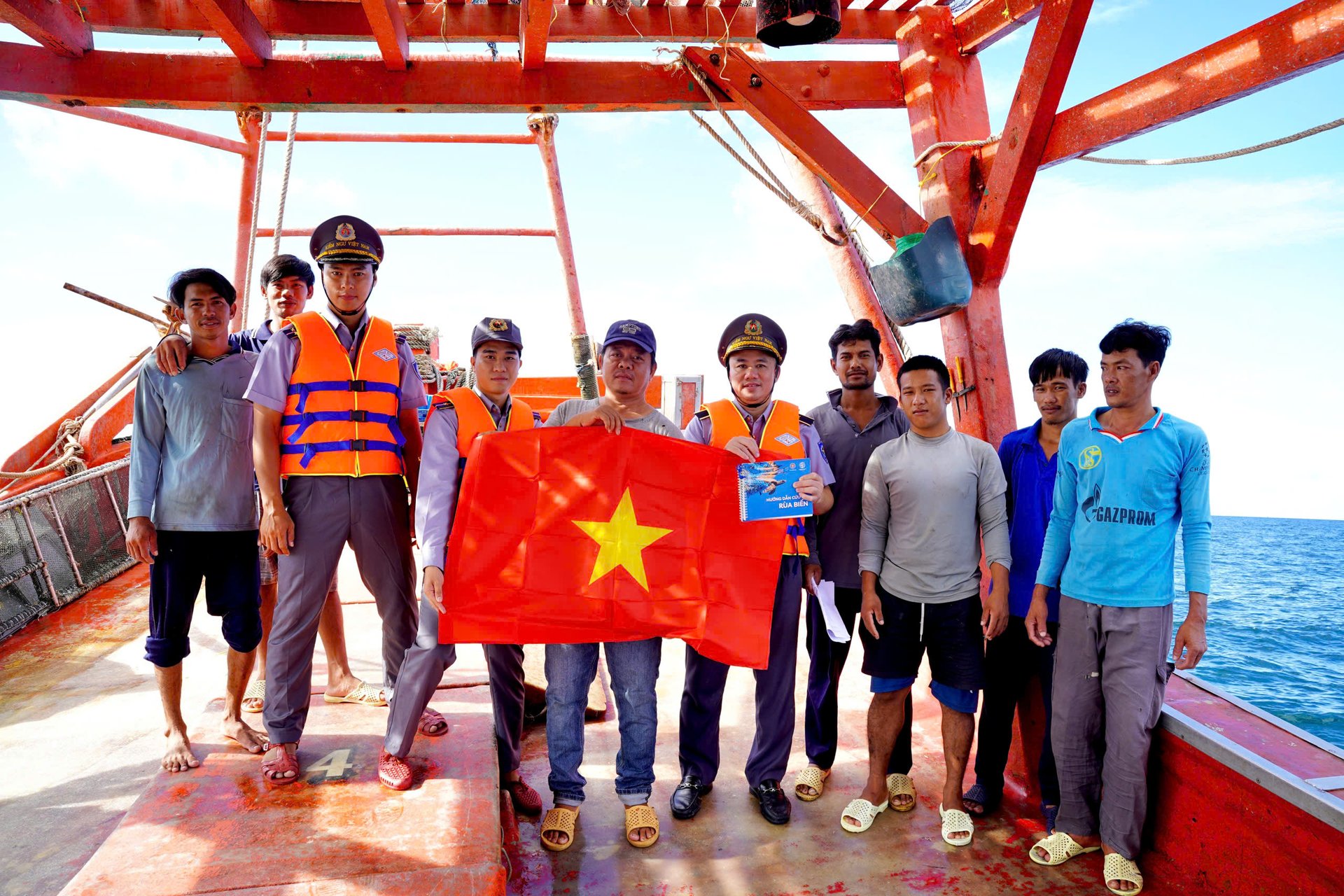 Lãnh đạo Cục Thủy sản và Kiểm ngư, cán bộ Chi cục Kiểm ngư vùng V tuyên truyền, tặng cờ Tổ quốc cho ngư dân trong chuyến tuần tra, kiểm tra trên vùng biển Tây Nam Bộ, hưởng ứng tháng cao điểm chống khai thác IUU. Ảnh: PQ.