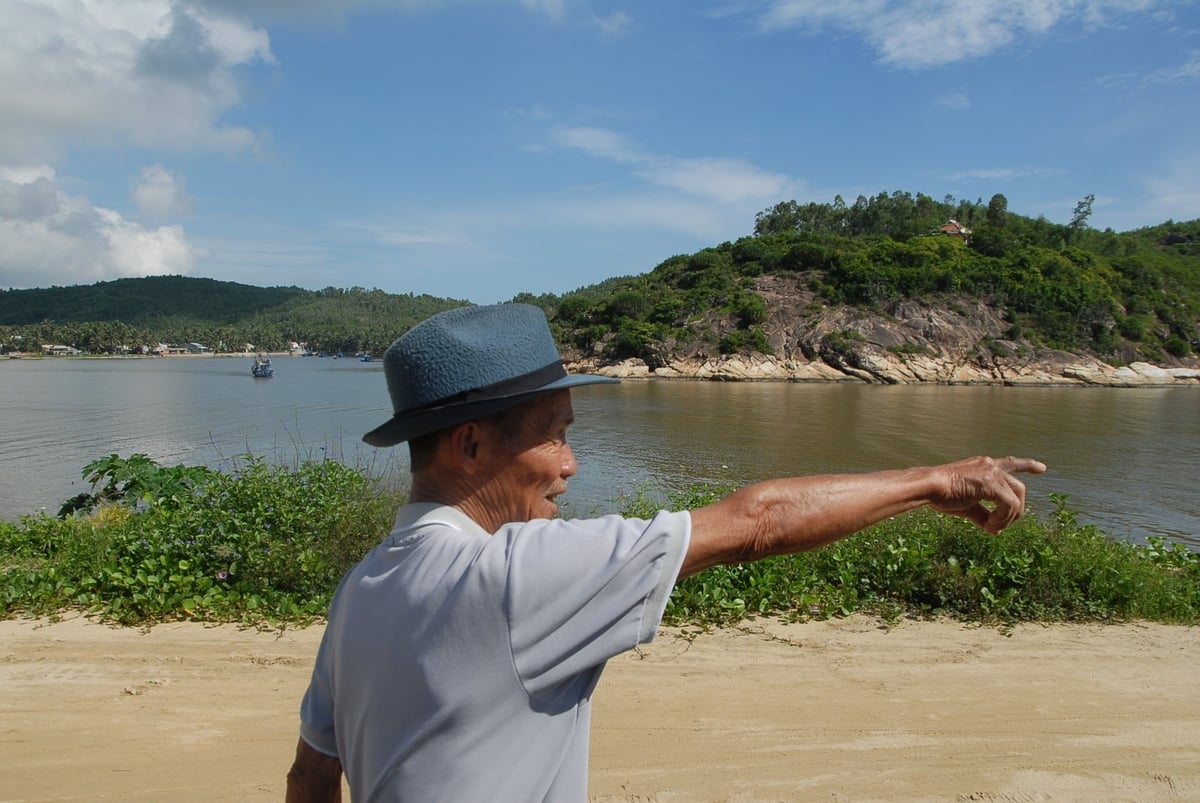 Ngư dân địa phương lo lắng vì cửa biển Tam Quan đã bị bồi lấp giờ tuyến kè còn bị hư hỏng gây khó cho tàu cá ra vào cảng cá Tam Quan. Ảnh: V.Đ.T.
