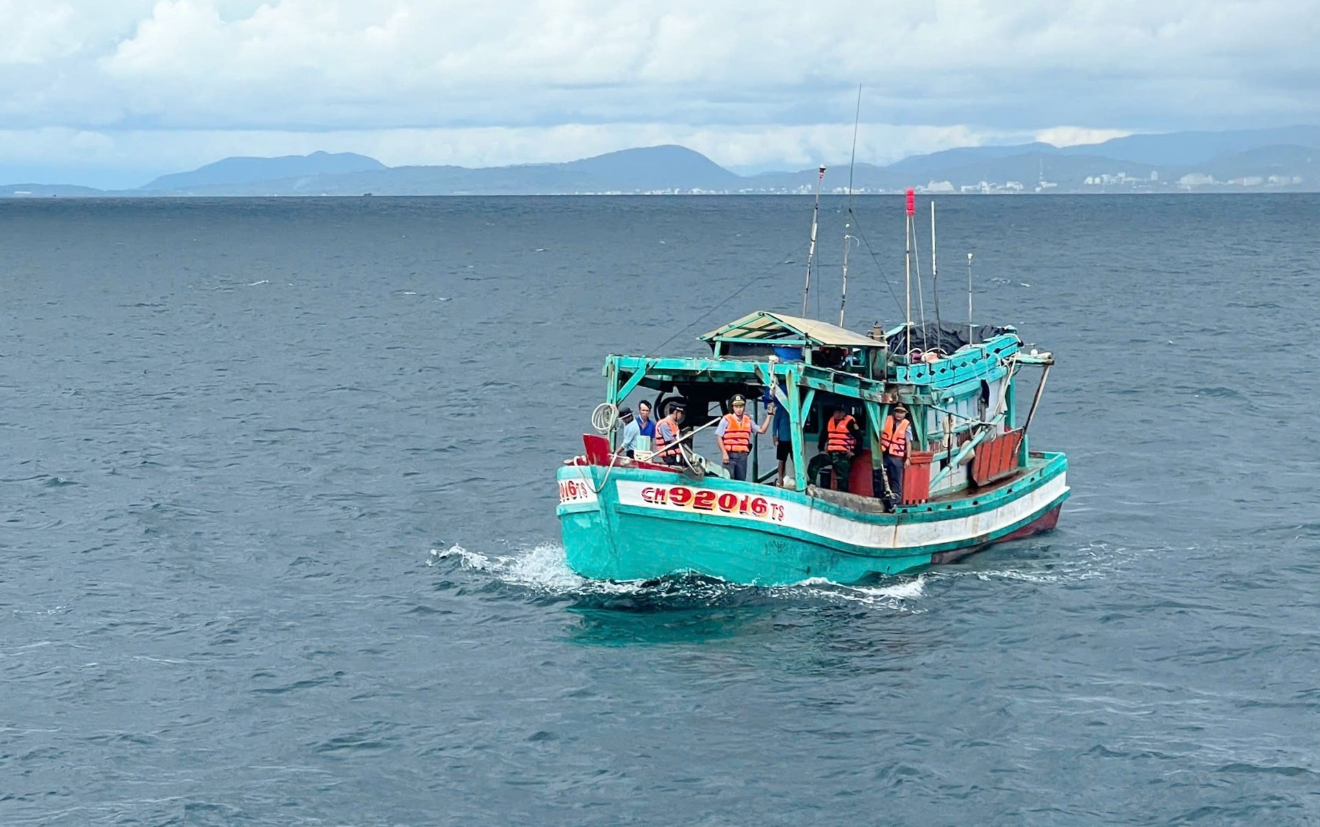 Đoàn tuần tra số 13 đã yêu cầu tàu cá CM-92016-TS dừng hoạt động khai thác, thu ngư cụ và đưa tàu về Cảng Quốc tế An Thới (Đặc khu Phú Quốc, tỉnh An Giang) để bàn giao, xử lý theo quy định. Ảnh: PQ.