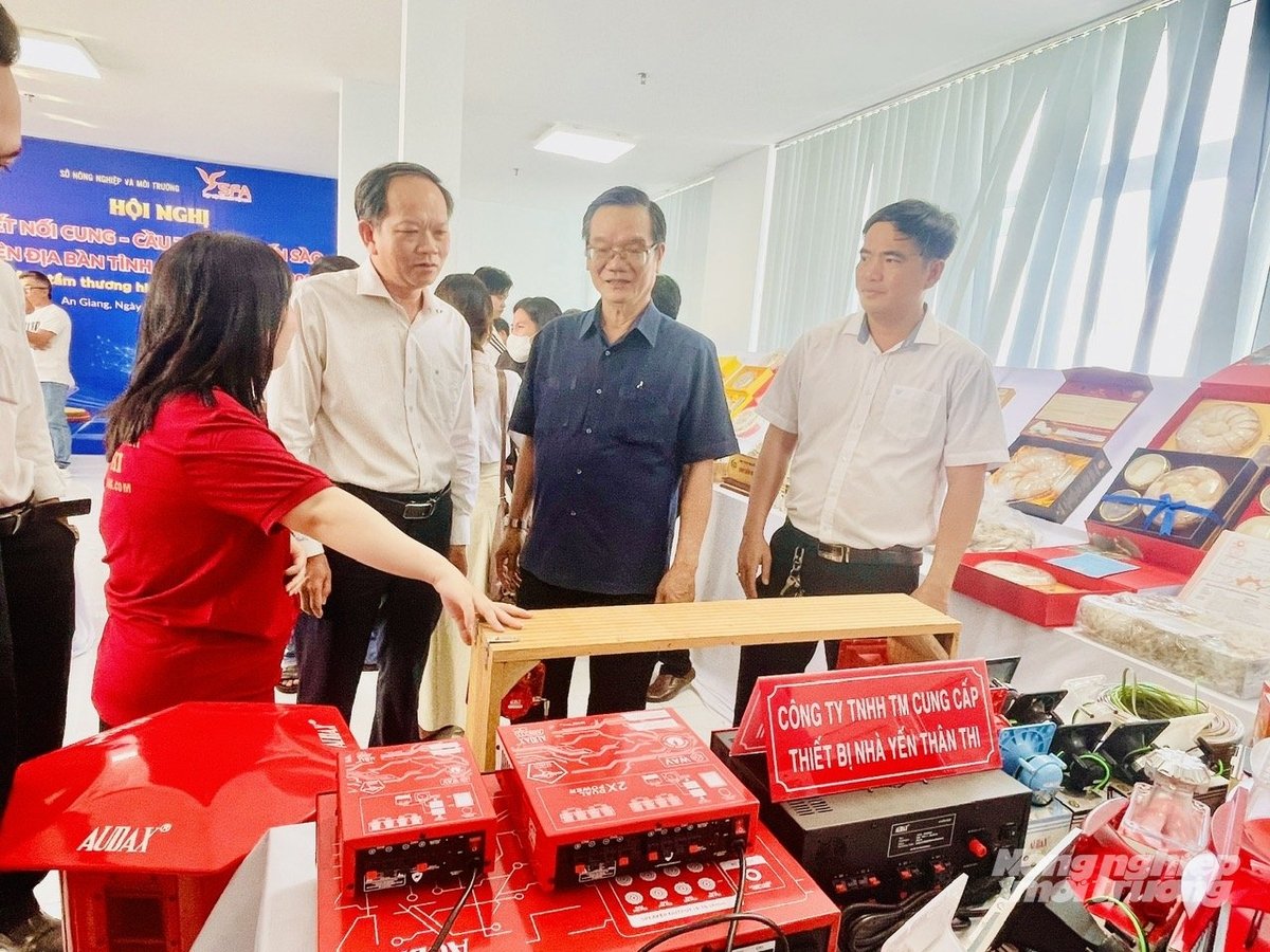Ông Trần Thanh Hiệp, Phó Giám đốc Sở Nông nghiệp và Môi trường tỉnh An Giang thăm gian hàng trưng bày thiết bị nuôi yến tại An Giang. Ảnh: Lê Hoàng Vũ.