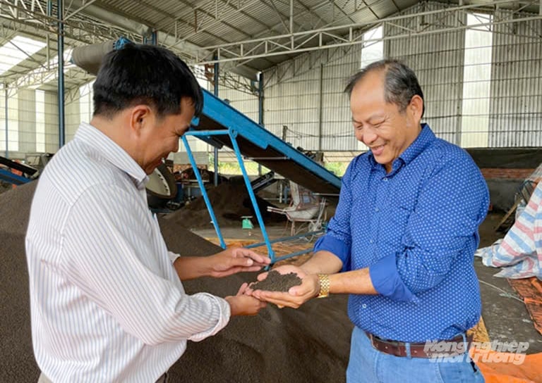 Ông Nguyễn Văn Chào (phải) giới thiệu sản phẩm phân bón hữu cơ trùn quế do Công ty Thành Chào sản xuất. Ảnh: Lê Hoàng Vũ. Ông Nguyễn Văn Chào (phải) giới thiệu sản phẩm phân bón hữu cơ trùn quế do Công ty Thành Chào sản xuất. Ảnh: Lê Hoàng Vũ.